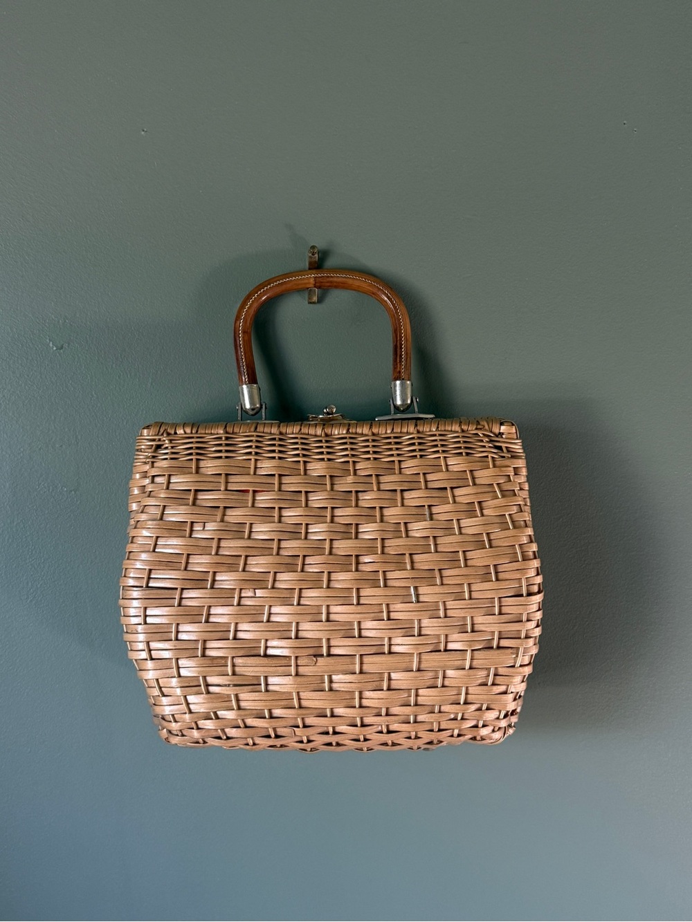 vintage 1950s-1960s tan wicker bag
